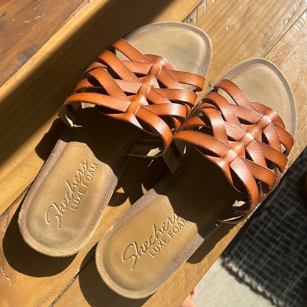Sketchers Luxe foam sandals
